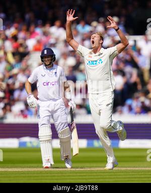 Kyle Jamieson, en Nouvelle-Zélande, célèbre le cricket de Jonny Bairstow, en Angleterre, au cours du troisième jour de la première série de tests d'assurance LV= au terrain de cricket de Lord's, à Londres. Date de la photo: Samedi 4 juin 2022. Banque D'Images