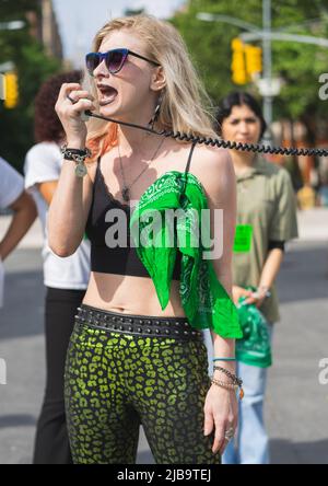 New York, États-Unis . 03rd juin 2022. 3 juin 2022, New York, New York, États-Unis : un groupe d'étudiants a organisé un rassemblement et une manifestation de décès pour les droits à l'avortement au parc Washington Square. Le groupe d'activistes local Rise Up 4 avortement Rights a tenu des manifestations d'une semaine dans toute la ville après que des documents divulgués ont révélé la décision de la Cour suprême des États-Unis d'annuler Roe V. Wade. (Credit image: © Steve Sanchez/Pacific Press via ZUMA Press Wire) Credit: ZUMA Press, Inc./Alamy Live News Banque D'Images