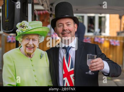 Merton Park, Londres, Royaume-Uni. 4 juin 2022. La fête de rue de Dorset Road a lieu sur une route fermée, et parrainée par un agent immobilier local bien connu. La reine Elizabeth II se joint aux célébrations du Jubilé de platine alors qu'un résident local lève un verre. Crédit : Malcolm Park/Alay Live News Banque D'Images