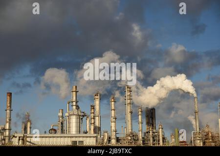 Gaz à effet de serre, émissions de carbone le panache de fumée provenant de la cheminée d'une raffinerie industrielle de pétrole et de gaz à Corpus Christi, Texas Banque D'Images