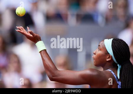 Paris, France. 4th juin 2022. Coco Gauff des Etats-Unis sert lors de la finale féminine contre IGA Swiatek de Pologne au tournoi de tennis ouvert à Roland Garros à Paris, France, 4 juin 2022. Credit: Meng Dingbo/Xinhua/Alay Live News Banque D'Images