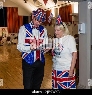 Jubilee Racing Night dans la salle publique de Budleigh. L'hôte de course. Banque D'Images