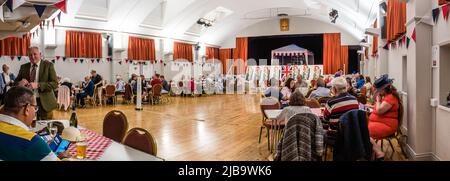 Jubilee Racing Night dans la salle publique de Budleigh. Le circuit de course. Banque D'Images