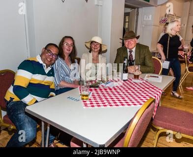 Jubilee Racing Night dans la salle publique de Budleigh. Racegoers. Banque D'Images