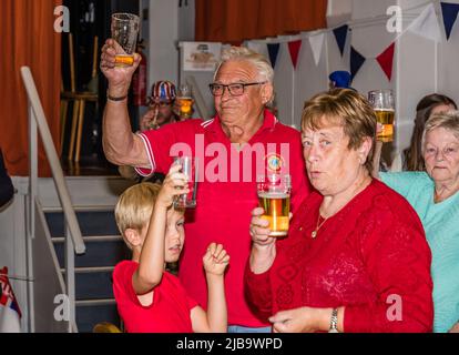 Jubilee Racing Night dans la salle publique de Budleigh. Le toast fidèle. Banque D'Images