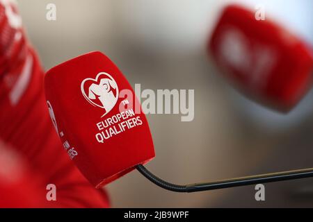 Cardiff, Royaume-Uni. 04th juin 2022. Un aperçu détaillé d'un microphone de l'UEFA European qualificatifs lors de la conférence de presse de l'équipe de football du pays de Galles au Cardiff City Stadium à Cardiff, le samedi 4th juin 2022. L'équipe se prépare pour son prochain match, le qualificateur de la coupe du monde de la FIFA jouera contre l'Ukraine demain. Cette image ne peut être utilisée qu'à des fins éditoriales. Usage éditorial seulement, photo par Andrew Orchard/Andrew Orchard sports photographie/Alamy Live News crédit: Andrew Orchard sports photographie/Alamy Live News Banque D'Images