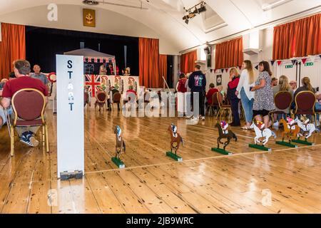 Jubilee Racing Night dans la salle publique de Budleigh. Le début. Banque D'Images