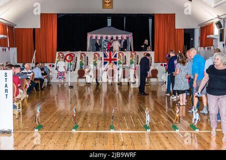 Jubilee Racing Night dans la salle publique de Budleigh. Le début. Banque D'Images