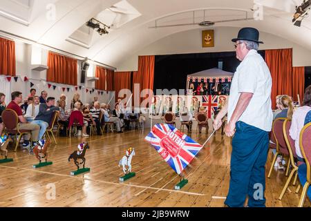 Jubilee Racing Night dans la salle publique de Budleigh. Sous les ordres de démarreurs. Banque D'Images