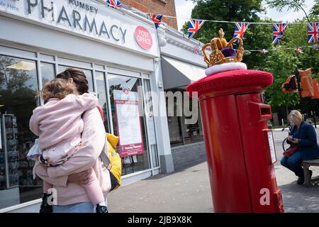 Une couronne en maille crochetée se trouve au-dessus d'une boîte postale de Royal Mail dans le village de Dulwich pendant le long week-end des fêtes de la Banque pour célébrer le Jubilé de platine de la reine, le 4th juin 2022 à Londres, en Angleterre. La reine Elizabeth II est sur le trône du Royaume-Uni depuis 70 ans, le monarque le plus longtemps au service de l'histoire anglaise et tout au long du week-end du Jubilé, le public organise des fêtes de rue et des rassemblements communautaires. Banque D'Images