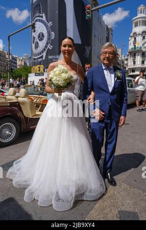 Madrid, Espagne. 04th juin 2022. Vania Millan à son arrivée à son mariage avec Julian Bayon à l'église de San José à Madrid. (Photo par Atilano Garcia/SOPA Images/Sipa USA) crédit: SIPA USA/Alay Live News Banque D'Images