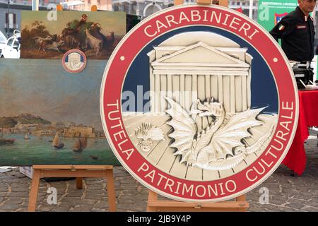 Naples, Italie. 04th juin 2022. Sur 4 juin 2022, sur la Piazza Plebiscito à Naples, il y a eu le 208th anniversaire de la Fondation Arma avec divers stands, moyens historiques et modernes de l'Arma. Dans les stands de fausses scènes de crime, des armes de guerre à des fins éducatives et des éléments pour les enquêtes. Crédit : Agence photo indépendante/Alamy Live News Banque D'Images