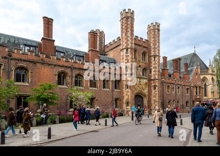 Touristes à visiter dans St Andrew's Street en passant l'entrée principale de Christ's College Porterss' Lodge, Cambridge, Cambridgeshire, Angleterre, Royaume-Uni. Banque D'Images