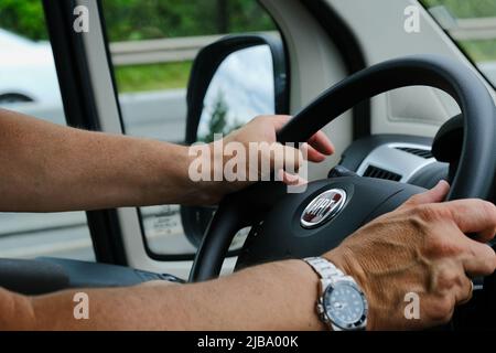 Mayence, Allemagne - 20 juin 2019 mains d'un homme en Fiat Ducato Cockpit en conduisant. Banque D'Images