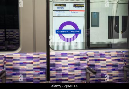 Un panneau vu d'un train souterrain sur la plate-forme de Tottenham court Road, une station sur la plus récente ligne de métro de Londres, la ligne Elizabeth, qui Banque D'Images