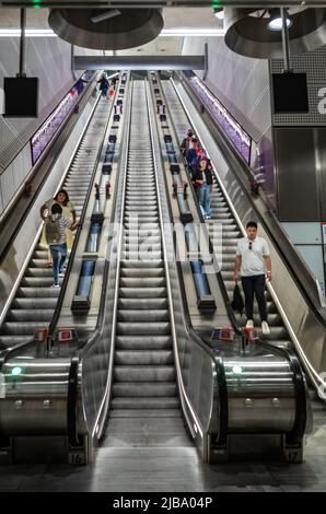 Les passagers descendent des escaliers roulants jusqu'à la plus récente ligne de métro de Londres, la ligne Elizabeth, qui a partiellement ouvert ses portes en mai 2022. Banque D'Images