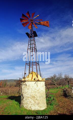 Ancienne éolienne pour élever l'eau en Provence Banque D'Images