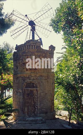 Ancienne éolienne pour élever l'eau en Provence Banque D'Images