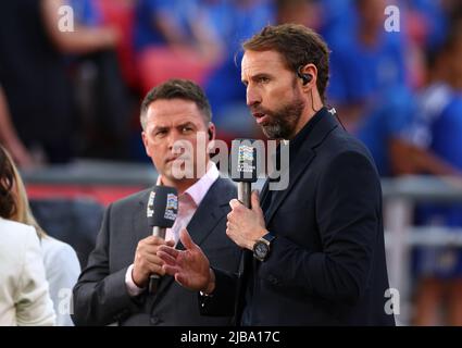 Budapest, Hongrie, 4th juin 2022. Gareth Southgate, directeur de l'Angleterre, donne une interview télévisée regardée par un ancien joueur et maintenant un spécialiste de la télévision Michael Owen pendant le match de la Ligue des Nations de l'UEFA à la Puskas Arena, Budapest. Le crédit photo devrait se lire: David Klein / Sportimage crédit: Sportimage / Alay Live News Banque D'Images