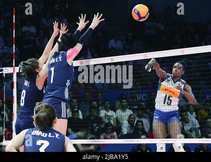 Ankara, Turquie. 4th juin 2022. Jin Ye (haut L) et Yuan Xinyue (haut C) de Chine bloquent le ballon de Sylvia Chinelo Nwakalor lors du match de la Ligue des Nations des femmes de volley-ball de la FIVB 2022 entre la Chine et l'Italie au centre sportif d'Ankara à Ankara, Turquie, 4 juin 2022. Crédit: Mustafa Kaya/Xinhua/Alamy Live News Banque D'Images