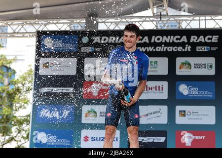 Monfalcone, Italie. 04th juin 2022. La cérémonie de remise des prix avec Christian Scaroni ÉQUIPE ITALIE lors de la course Adriatica Ionica -Tappa 1 Tarvisio/Monfalcone, randonnée à vélo de rue à Monfalcone, Italie, 04 juin 2022 crédit: Agence de photo indépendante/Alamy Live News Banque D'Images