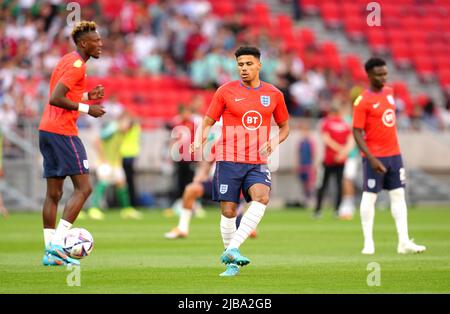 James Justin (au centre) d'Angleterre et ses coéquipiers avant le match de la Ligue des Nations de l'UEFA à l'arène de Puskas, Budapest. Date de la photo: Samedi 4 juin 2022. Banque D'Images