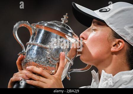 Paris, France. 4th juin 2022. IGA SWIATEK de Pologne célèbre avec le trophée après avoir remporté la finale des femmes célibataires pendant le jour 14 du tournoi de tennis ouvert français 2022, au stade Roland-Garros. (Image de crédit : © Matthieu Mirville/ZUMA Press Wire) Banque D'Images