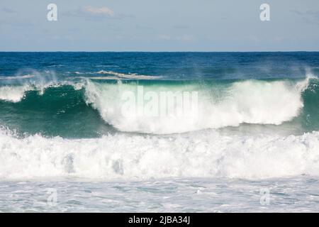 Vagues s'écrasant sur la plage de leblon à rio de Janeiro, au Brésil. Banque D'Images