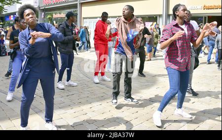 Manchester, Royaume-Uni, 4th juin 2022. Un groupe de danseurs se produisent sur Market Street dans le centre-ville. La vie quotidienne dans les rues du centre de Manchester, Angleterre, Royaume-Uni, Iles britanniques, le Jubilee Bank Holiday Samedi d'un week-end de vacances de quatre jours en banque. Crédit : Terry Waller/Alay Live News Banque D'Images