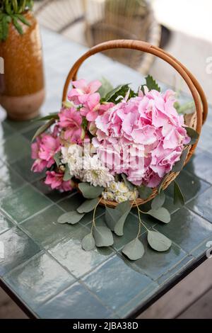 Composition de la fleur d'hortensia dans le panier Banque D'Images