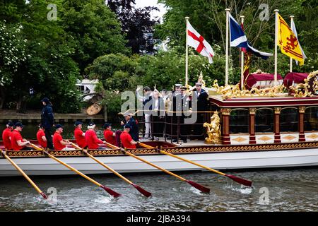 Windsor, Royaume-Uni. 4th juin 2022. Cllr Christine Bateson, la nouvelle mairesse de l'arrondissement royal de Windsor et de Maidenhead, fait des vagues de la grange Reine's Row Gloriana tandis que la flottille du Jubilé de platine passe le long de la Tamise devant le château de Windsor pour marquer le Jubilé de platine de la reine Elizabeth II. Windsor organise une série de célébrations du Jubilé de platine pendant le week-end des fêtes de Jubilé Bank. Crédit : Mark Kerrison/Alamy Live News Banque D'Images