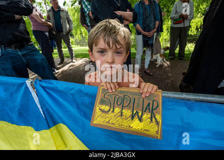 La Haye, Hollande-Méridionale, pays-Bas. 3rd juin 2022. Un jeune polonais protestant avec un petit écriteau qui dit ''˜Arrêter la guerre' devant l'ambassade de Russie, commémorant 100 jours de l'invasion de l'Ukraine par la Russie. Source d'information : Meduza.com. Aujourd'hui, 3 juin marque 100 jours depuis que la Russie a lancé sa pleine invasion de l'Ukraine. A la veille de l'événement où l'administration de Poutine avait 'demandé' aux organes de presse contrôlés par l'État et pro-médias de ne pas attirer l'attention'' sur la durée de ''˜opération militaire spéciale.'' ces instructions ont été remises à 2 juin, la veille de l'invasion russe Banque D'Images