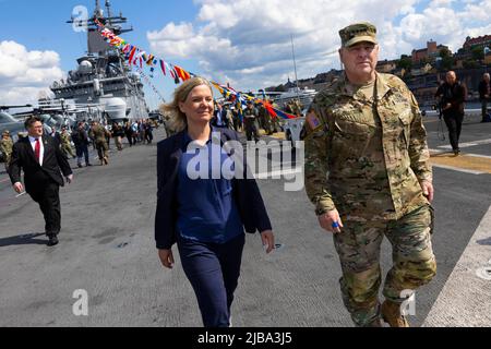 Le Premier ministre suédois Magdalena Andersson (L) et le Président des chefs d'état-major interarmées des États-Unis, le général Mark Milley, à bord du navire de guerre amphibie américain USS Kearsarge à Stockholm (Suède), on 04 juin 2022, Avant l'exercice « Baltops 22 » des opérations baltes qui aura lieu de 5 juin à 17 dans la mer Baltique. Foto: Fredrik Persson / TT / Kod 1081 Banque D'Images