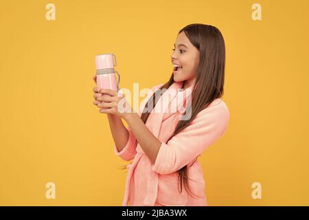 ouah. enfant dans un vêtement de nuit confortable. beauté mignonne. rêves doux. pyjama confortable ou peignoir maison Banque D'Images