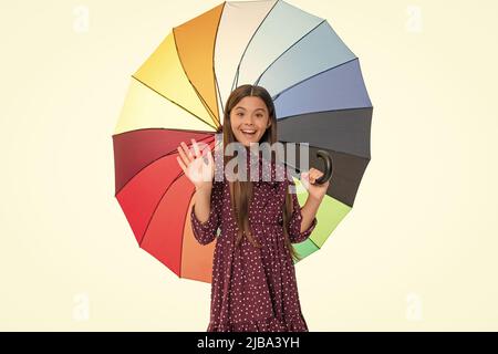 rentrée des classes. accessoire de mode automne. jeune fille élégante. enfant émerveillé tient un parasol coloré. Banque D'Images