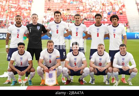 (De gauche à droite, de l'arrière à l'avant) Kyle Walker, gardien de but Jordan Pickford, harry Maguire, Conor Coady d'Angleterre, Jude Bellingham, Jude Bellingham, Trent Alexander Arnold, James Justin, Harry Kane, Declan Rice, Jarrod Bowen et Mason Mount avant le match de la Ligue des Nations de l'UEFA à l'arène de Puskas, à Budapest. Date de la photo: Samedi 4 juin 2022. Banque D'Images