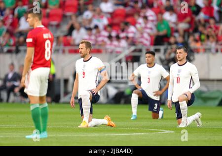 Harry Kane en Angleterre, James Justin et Mason Mount se mettent à genoux tandis que Adam Nagy en Hongrie (à gauche) se dresse devant le match de la Ligue des Nations de l'UEFA à l'arène de Puskas, à Budapest. Date de la photo: Samedi 4 juin 2022. Banque D'Images