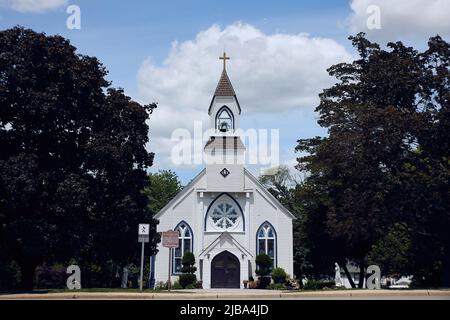 Morrisville, NJ, États-Unis. 30 mai 2022 : blanc, église catholique à Morrisville, NJ, États-Unis. Banque D'Images