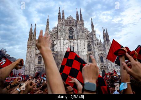 Les fans de Milan fêtent sur la Piazza Duomo après avoir remporté la série A et le Scudetto à Milan, en Italie, sur 22 mai 2022 Banque D'Images