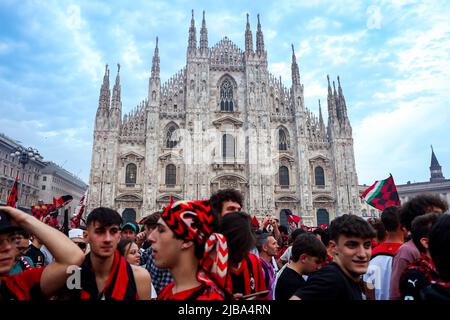 Les fans de Milan fêtent sur la Piazza Duomo après avoir remporté la série A et le Scudetto à Milan, en Italie, sur 22 mai 2022 Banque D'Images