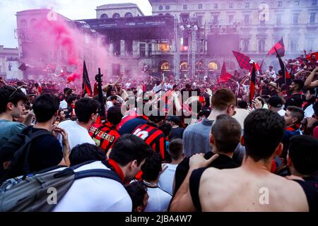 Les fans de Milan fêtent sur la Piazza Duomo après avoir remporté la série A et le Scudetto à Milan, en Italie, sur 22 mai 2022 Banque D'Images