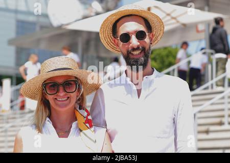 4th juin 2022 ; Roland Garros, Paris, France : tournoi de tennis ouvert français : les fans profitent du soleil et des boutiques Banque D'Images