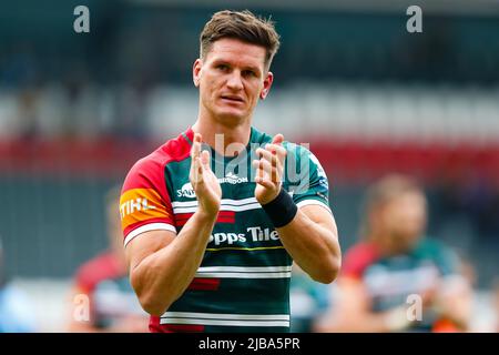 4th juin 2022; Mattioli Woods Welford Road Stadium, Leicester, Angleterre; Gallagher Premiership Rugby, Leicester Tigers versus Wasps; Freddie Burns, de Leicester Tigers, applaudit les fans de la maison après le coup de sifflet final Banque D'Images