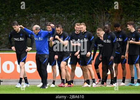 DANNY Blind, ENTRAÎNEUR adjoint DE LA HOLLANDE, donne des instructions pour l'échauffement lors d'une session de formation de l'équipe nationale néerlandaise au campus de la KNVB sur 4 juin 2022 à Zeist, aux pays-Bas. L'équipe nationale néerlandaise prépare le match de l'UEFA Nations League contre le pays de Galles. ANP GERRIT VAN COLOGNE Banque D'Images