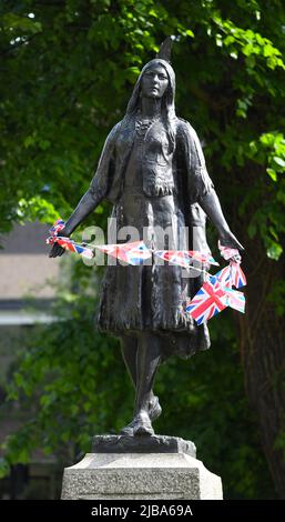 04/06/2022 Gravesend UK Un hommage de la princesse à une reine. La célèbre statue de la princesse Pocahontas de Gravesend, située dans les jardins de l'église Saint-Georges, a été Banque D'Images