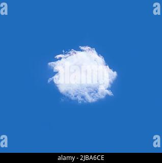 Nuage blanc moelleux isolé sur fond ciel bleu profond. Forme de nuage unique Banque D'Images