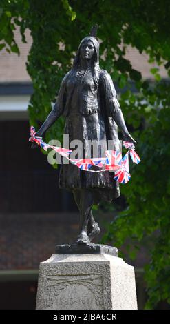 04/06/2022 Gravesend UK Un hommage de la princesse à une reine. La célèbre statue de la princesse Pocahontas de Gravesend, située dans les jardins de l'église Saint-Georges, a été Banque D'Images