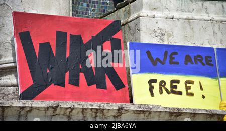 Manchester, Royaume-Uni, 4th juin 2022. Rassemblement anti-guerre « Stand with Ukraine », une protestation contre l’invasion russe de l’Ukraine à Piccadilly Gardens, centre de Manchester, Angleterre, Royaume-Uni, îles britanniques. C'est le seizième samedi que la manifestation a eu lieu. Les manifestations sont organisées par le Centre culturel ukrainien 'dnipro' Manchester. Crédit : Terry Waller/Alay Live News Banque D'Images