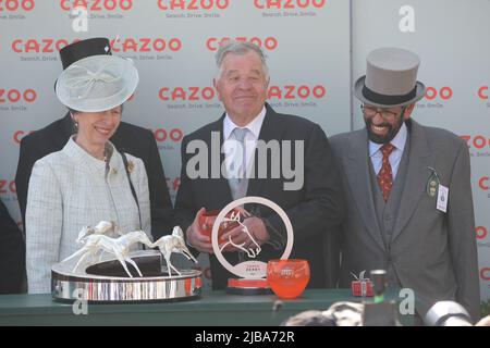 Epsom Downs, Surrey, Royaume-Uni. 4th juin 2022. La princesse Anne présente à Sir Michael Stoute, entraîneur du gagnant Desert Crown, son trophée après le Cazoo Derby Credit: Motofoto/Alay Live News Banque D'Images