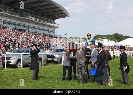 Epsom Downs, Surrey, Royaume-Uni. 4th juin 2022. Desert Crown remporte la course hippique classique de Cazoo Derby avec Richard Kingscote en tête dans le cercle des gagnants par son propriétaire -M. Saeed Suhail comme Sir Michael Stote regarde fièrement sur la gauche crédit: Motofoto/Alay Live News Banque D'Images